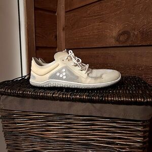 Women’s primus light Vivo barefoot size 9
Slightly used. Great condition